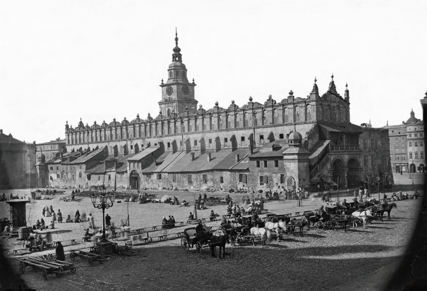Rynek Główny w Krakowie w 1872 roku: Sukiennice jeszcze z dobudówkami, przed nimi kramy i bruk.